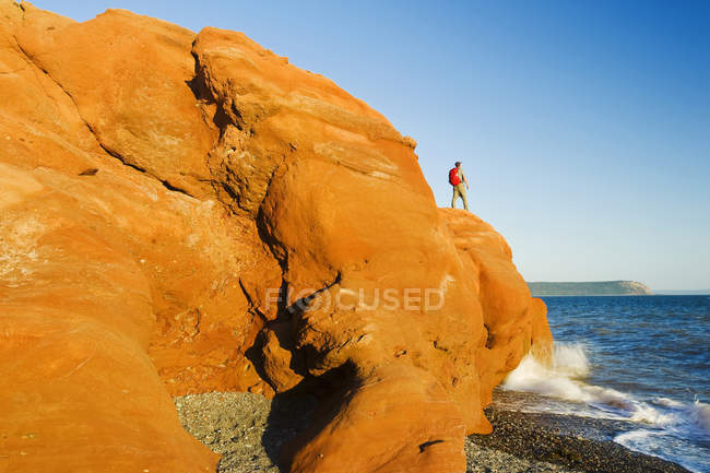 Senderista en las rocas rojas - foto de stock