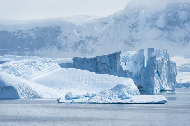 Icescape antártico y agua - foto de stock
