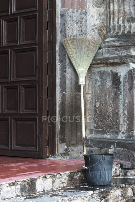 Broom and pail on concrete step — Stock Photo