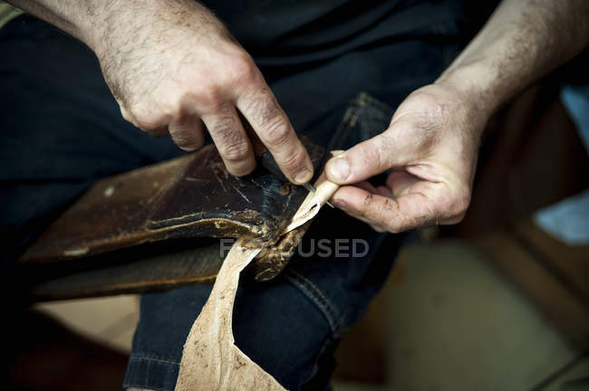 Trabalhando com couro; Pelotas, Rio Grande do Sul, Brasil — Fotografia de Stock