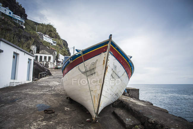 Рыбацкая лодка на берегу — стоковое фото