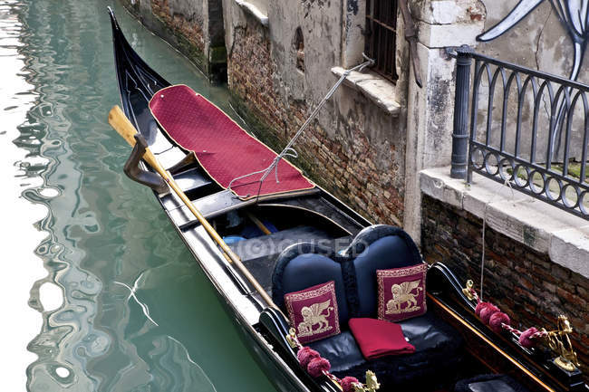 Gondola atracado ao longo do edifício — Fotografia de Stock