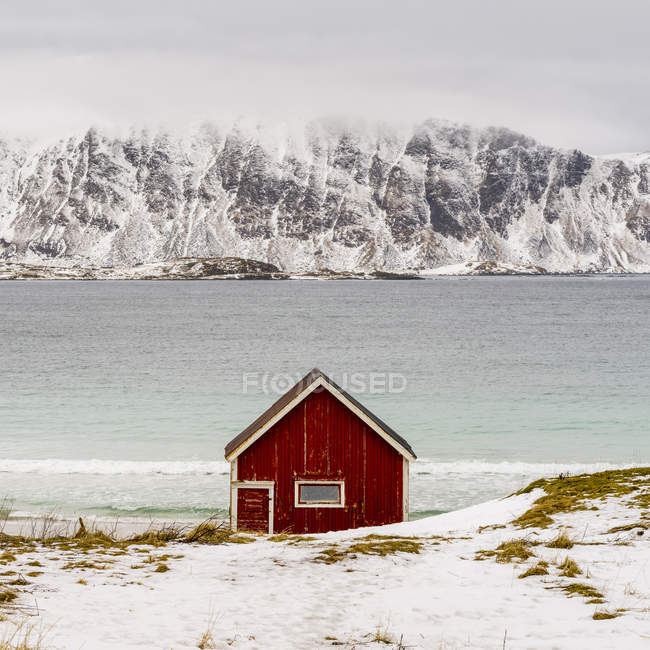 Rote Hütte am Wasserrand — Stockfoto