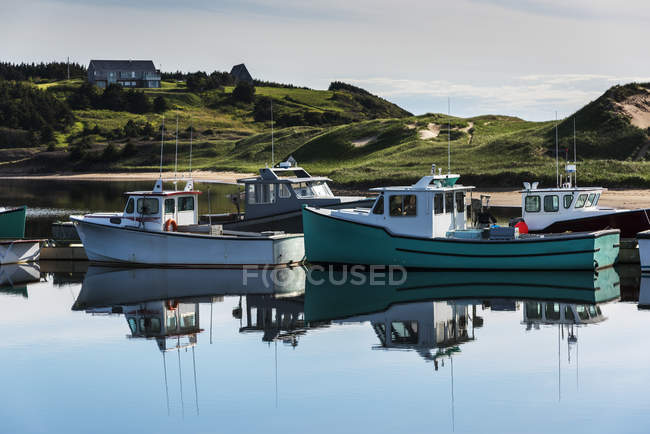 Fishing boats in harbour — Stock Photo