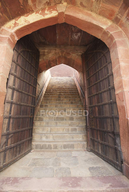 Doorway and gates to sandstone Mughal tomb, new delhi, india — Stock Photo