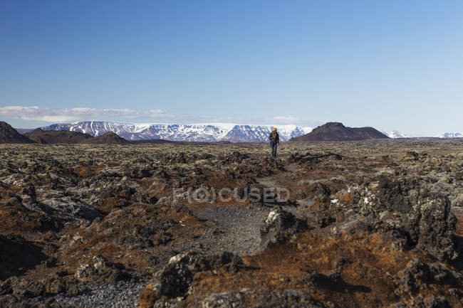 Изучение ледяных подземных лавовых пещер в горном массиве Блафьоль; Блафьоль, Исландия — стоковое фото