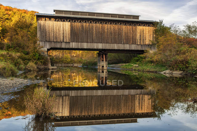 Pont ferroviaire couvert par Fisher — Photo de stock