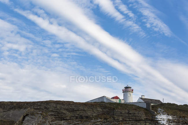 Lighthouse on cliff's edge — Stock Photo