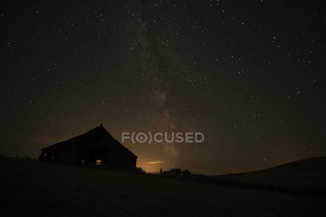 Nachthimmel glüht über Silhouette — Stockfoto