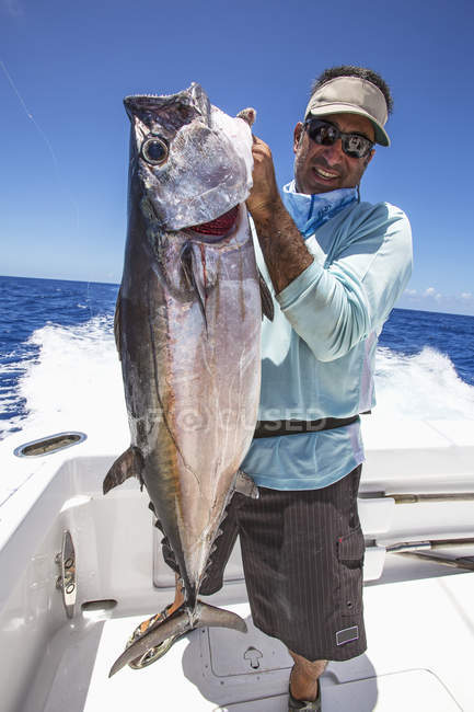 Fisherman holding dogtooth tuna. Tahiti — Stock Photo
