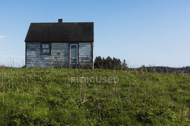 Piccola casa in legno intemperie — Foto stock