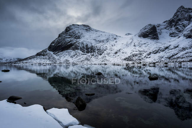 Reflejos de montañas de nieve - foto de stock