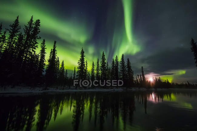 Aurora e lua nascente — Fotografia de Stock