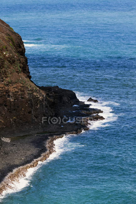 Surf a lo largo de los acantilados de Kilauea - foto de stock