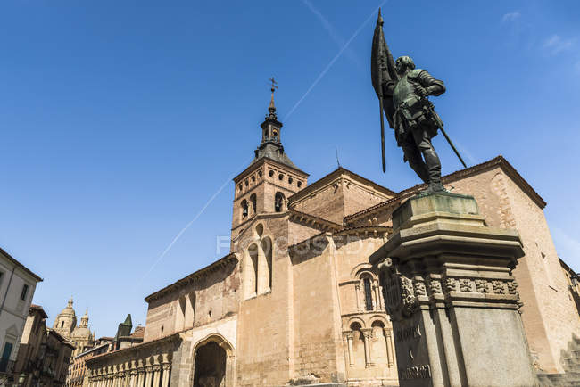 Церковь Сан-Мартина и статуя Хуана Браво — стоковое фото