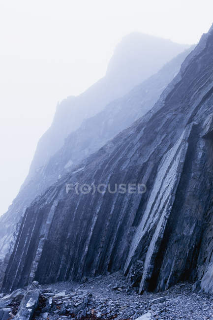 Penhasco de rocha no nevoeiro — Fotografia de Stock
