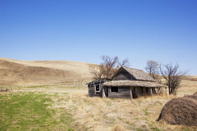 Solitario, fatiscente, fattoria abbandonata — Foto stock