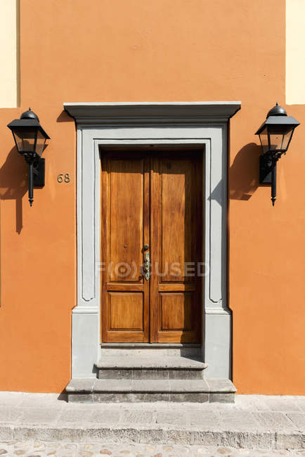 Porta de madeira com moldura — Fotografia de Stock