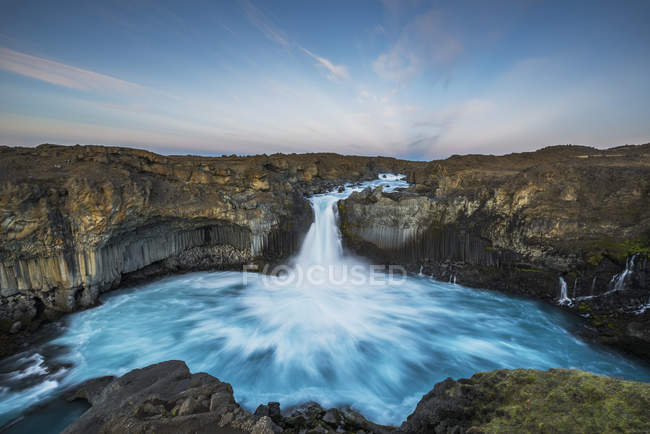 Cachoeira que flui do fluxo — Fotografia de Stock
