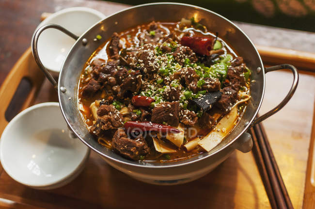 Carne chinesa típica refogada — Fotografia de Stock