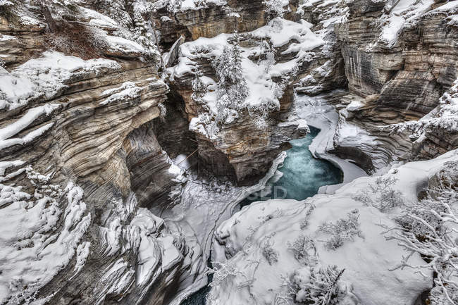 Canyon con rocce e scogliere — Foto stock