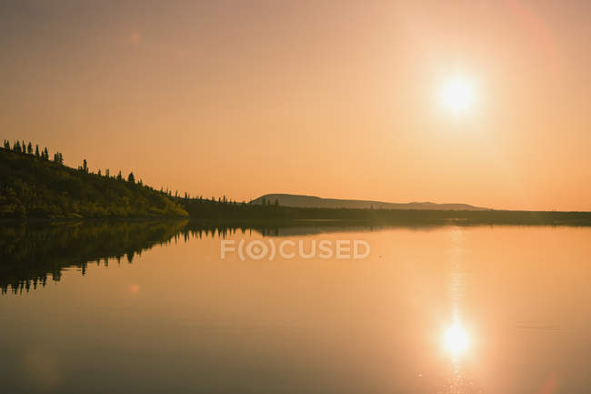 Sonnenuntergang spiegelt sich über dem Wasser — Stockfoto