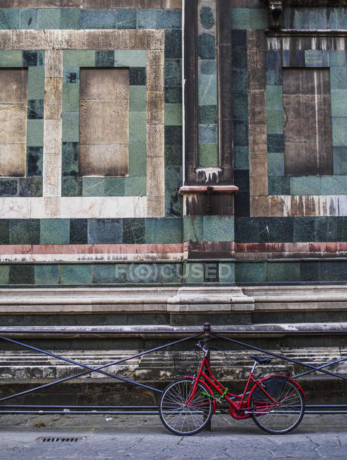 Червоний велосипед контрастують — стокове фото