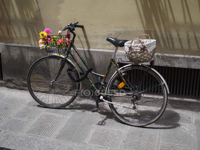 Draußen geparktes Stadtrad — Stockfoto
