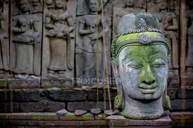 Terrakotta-Kopf von Buddha — Stockfoto