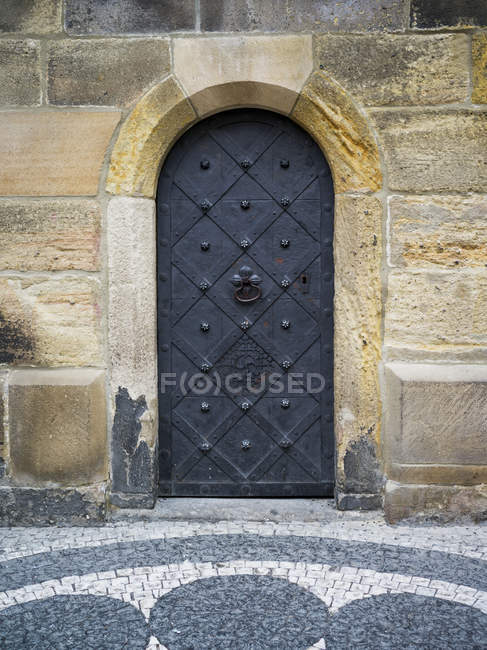 Арочні металеві двері — стокове фото