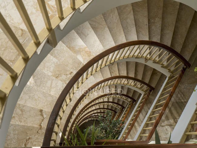 Глядя вниз по винтовой лестнице — стоковое фото