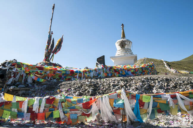 Buddhist stupa and Tibetan flags — Stock Photo