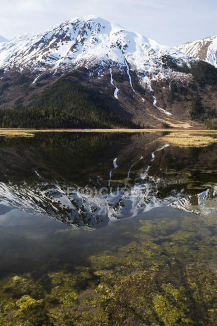 Lago Tern que refleja las montañas de Kenai - foto de stock