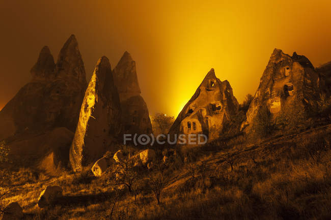 Печерні будинки в скельних формаціях — стокове фото