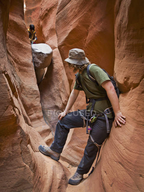 Авантюрист вивчення пустелі слотом Каньйон, Сан-Рафаель набухати. Юта, США — стокове фото