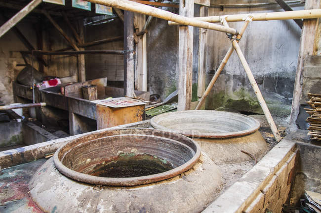 Чани використовуються для фарбування батік тканини в Гунаван Сетіаван батик магазин, Кампунг Каман, Surakarta (соло), Центральна Ява, Індонезія — стокове фото