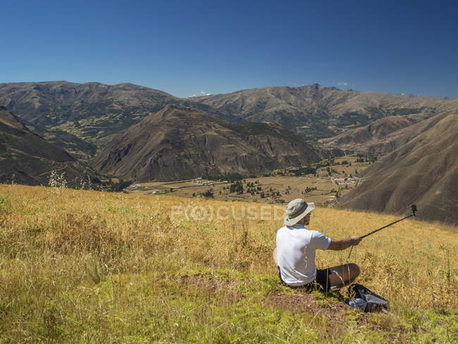 L'homme prend selfie avec bâton — Photo de stock