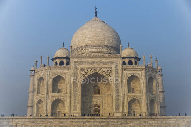 Frente al Taj Mahal - foto de stock