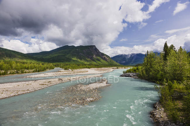 Rivière Racing le long de l'Alaska Highway — Photo de stock