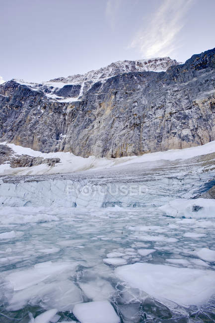 Cliff contro lago ghiacciato — Foto stock