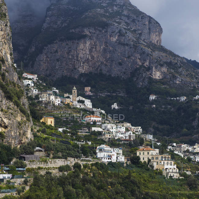 Casas a lo largo de la costa de Amalfi - foto de stock