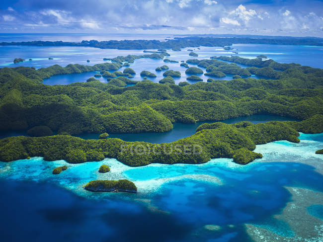 Вид с воздуха на зеленый остров — стоковое фото