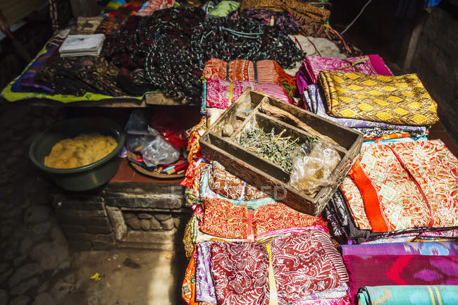Tejidos balineses en venta en una tienda, Tenganan Pegringsingan, Bali, Tintes naturales e Indonesia - foto de stock
