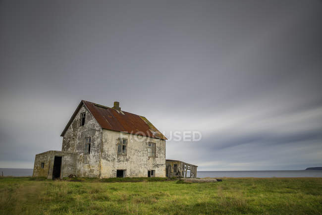 Casa abandonada en Islandia - foto de stock