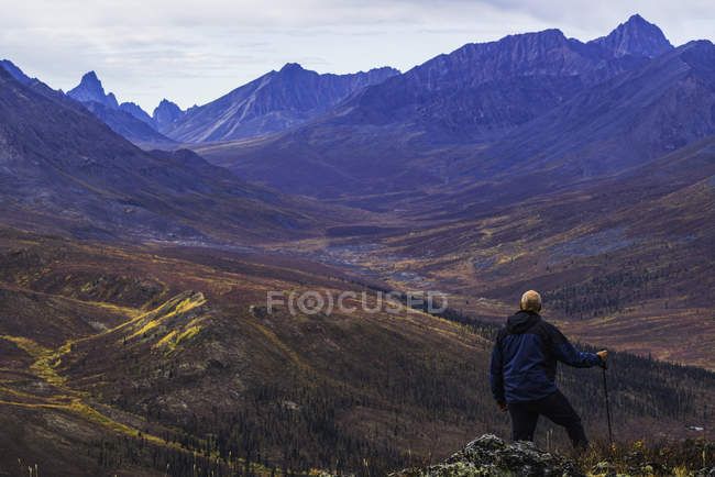 Homme debout au sommet de la montagne — Photo de stock