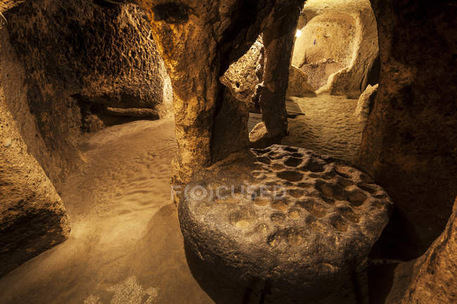 Печери в Kaymakli підземне місто — стокове фото