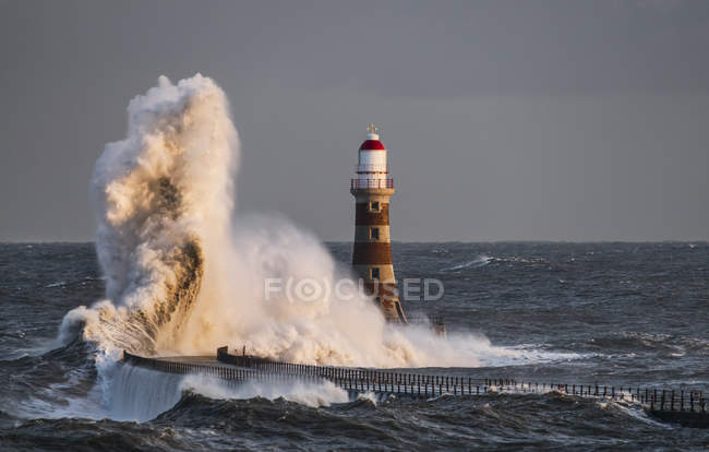 Waves splashing against Roker lighthouse — Stock Photo