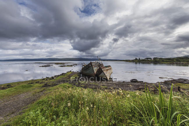 Barcos abandonados afundando — Fotografia de Stock
