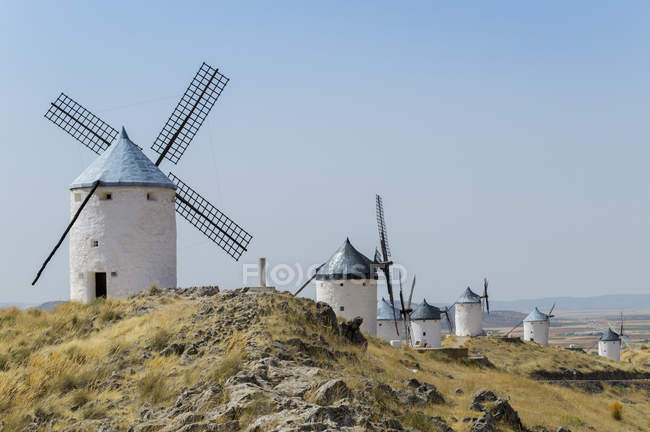 Windmühlen in einer Reihe vor blauem Himmel — Stockfoto