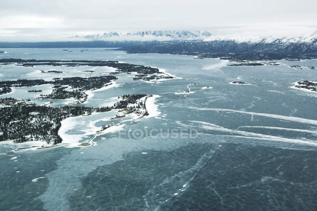 Frozen water and landscape — Stock Photo